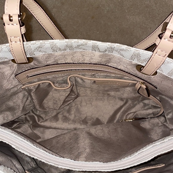 Michael Kors Bag- Multiple Pockets - Picture 5 of 8